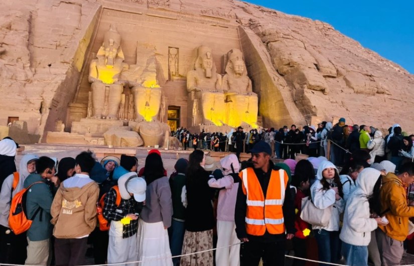 الشمس تتعامد على وجه تمثال الملك رمسيس الثاني في أبوسمبل