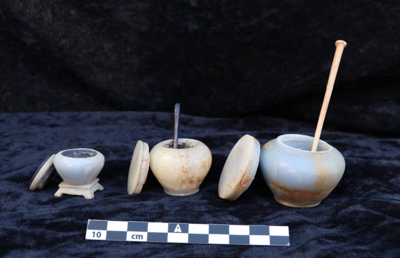 مجموعة من المقابر الصخرية