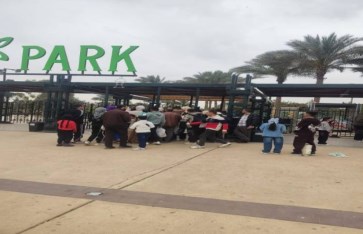 الجيزة توزّع أكياسًا بلاستيكية مجانًا لروّاد الحدائق لتيسير جمع المخلفات