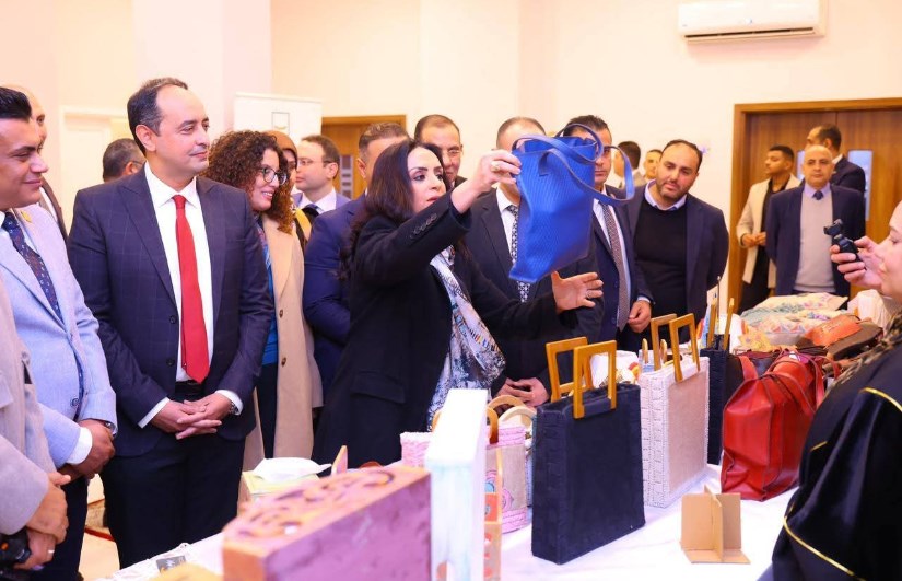 المتعافون من الإدمان يهدون وزيرة التضامن فانوس رمضان