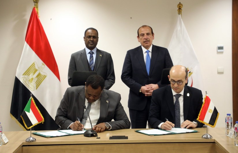 جانب من التوقيع 