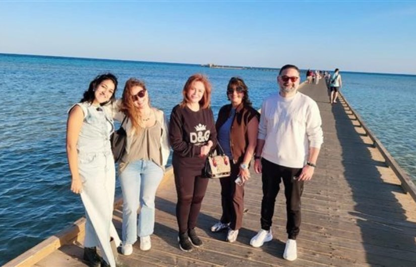 الفنانة إلهام شاهين وأسرتها 