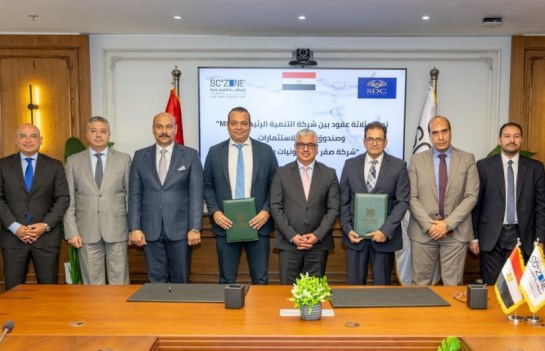 جانب من التوقيع 