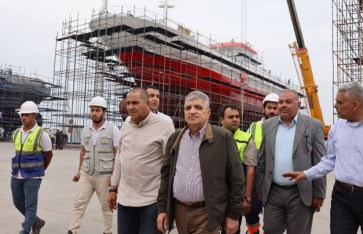 رئيس هيئة قناة السويس يتفقد أعمال بناء قاطرات"عزم"