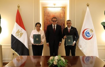 جانب من التوقيع 