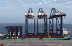 ثلاث أوناش رصيف عملاقة