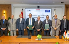 جانب من التوقيع 