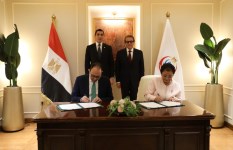 جانب من التوقيع 