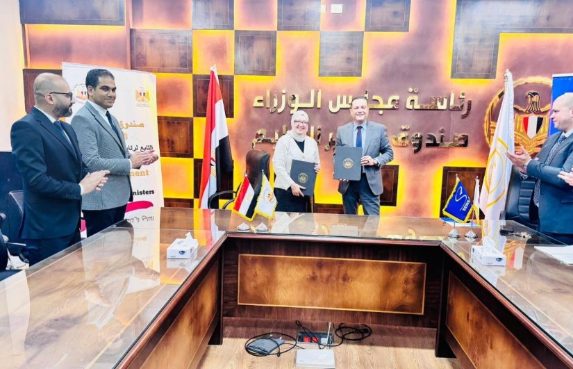 جانب من التوقيع 