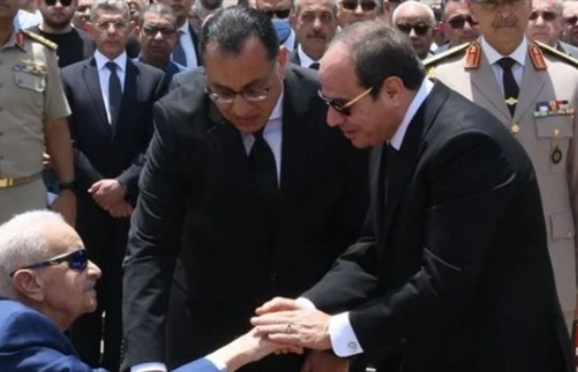 الرئيس السيسي مع والد رئيس الوزراء بحضور الدكتور مدبولي