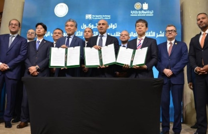 جانب من التوقيع 