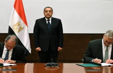 جانب من التوقيع 