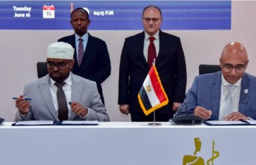 جانب من التوقيع 
