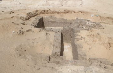 العثور على مقبرتين من العصر العتيق ودفنات تعود إلى عصور ما قبل الأسرات والعصر 