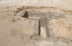 العثور على مقبرتين من العصر العتيق ودفنات تعود إلى عصور ما قبل الأسرات والعصر 