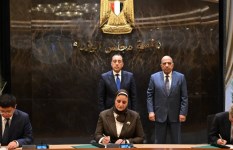 جانب من التوقيع 