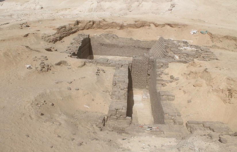 العثور على مقبرتين من العصر العتيق ودفنات تعود إلى عصور ما قبل الأسرات والعصر 
