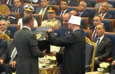 زير الأوقاف يُهدي الرئيس السيسي كتاب «الشمائل النبوية»