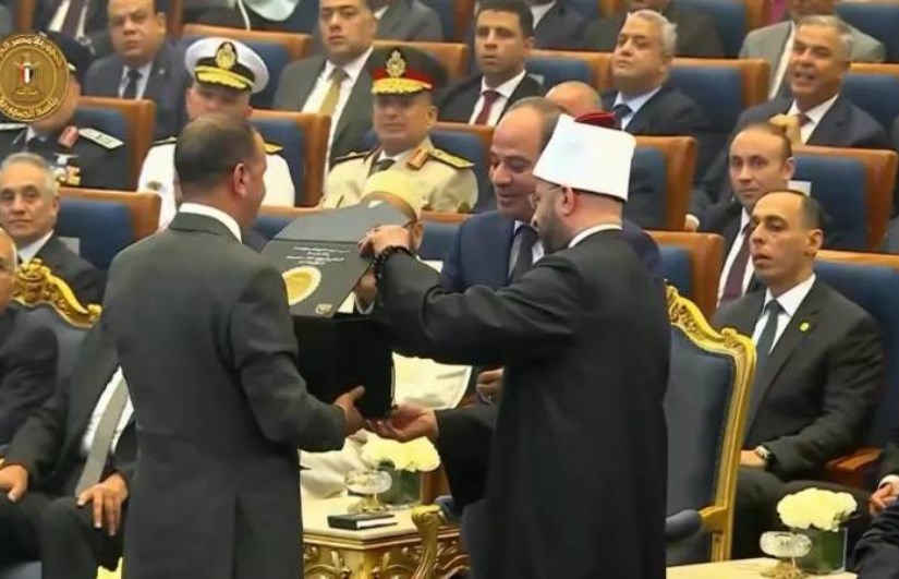 زير الأوقاف يُهدي الرئيس السيسي كتاب «الشمائل النبوية»