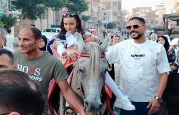 الطفلة تحتفل بأول يوم مدرسة في كفر الشيخ