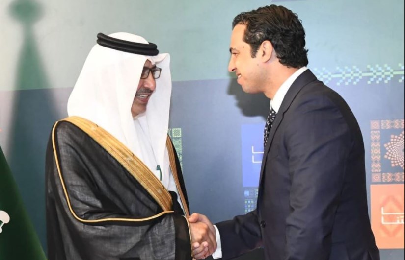 لحظة استقبال المهندس علي سالم في احتفال اليوم الوطني السعودي
